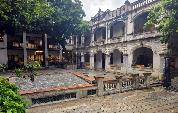 リンガン ティアンディ: センチュリー・オールド・ストリートのモダン・エコー-4