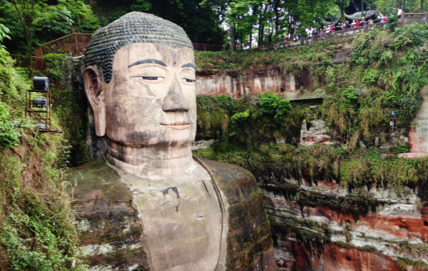 Leshan Giant Buddha Scenic Area: The thousand year protection and mountain at the confluence of the three rivers are a legend of a Buddha