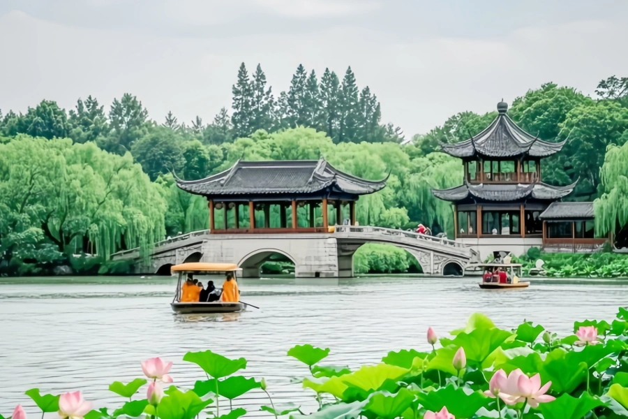 Lac Ouest : un voyage à travers l'esthétique orientale immergé dans une piscine d'eau émeraude pendant des millénaires-4