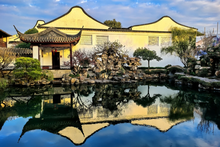 Master of the Nets Garden: Un vasto mundo enclavado dentro de un pequeño bosque de montaña