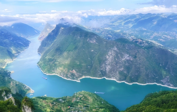 The Three Gorges of the Yangtze River: an epic of mountains and rivers, a flowing corridor of Chinese civilization