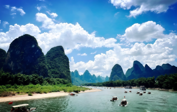 Reflection of Yellow Cloth:A Dreamlike Journey Through a Living Landscape Painting