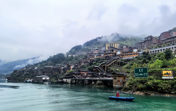 Древний город Гонгтан: тысячелетний соляной порт и архитектурный эпос, висящий на скалах реки Уцзян