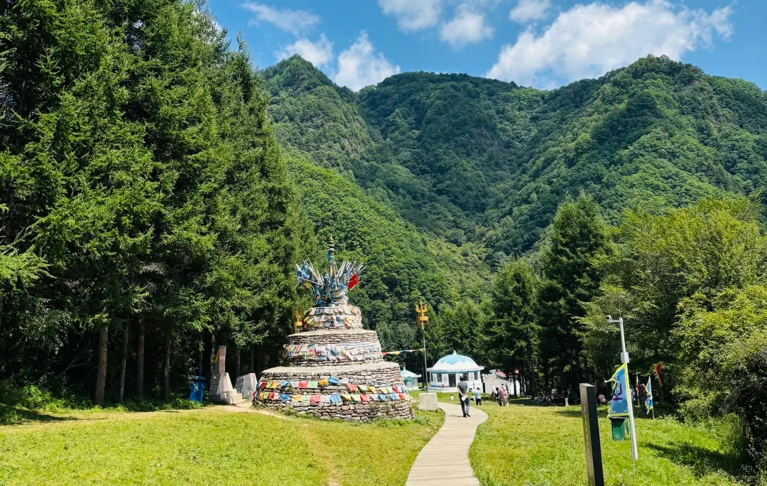 Liupanshan: A Journey into a Northwest Sanctuary Where Green and Red Intertwine-2