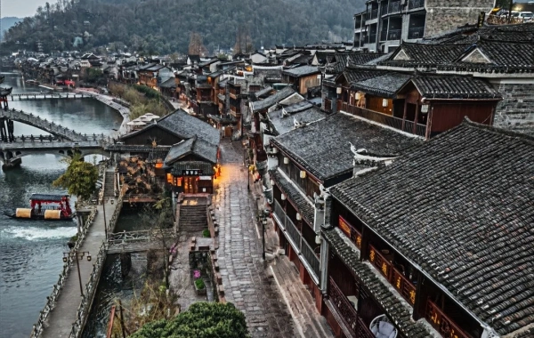 Phoenix Ancient Town:A Journey to