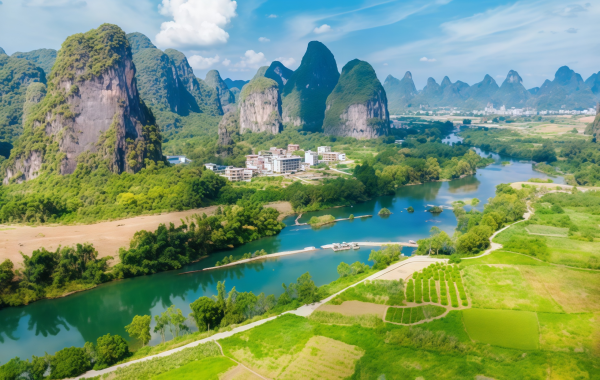 Ten-Mile Gallery:A Pastoral Poem Cycling Through a Landscape of Ink and Wash Painting