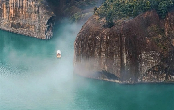 Озеро Баофенг: Путешествие к «классовому озеру мирового класса» — где высокие ущелья поднимают озеро Транквил