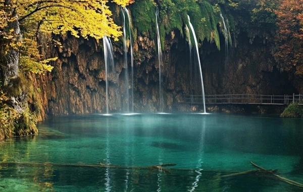 Озеро Баофенг: Путешествие к «классовому озеру мирового класса» — где высокие ущелья поднимают озеро Транквил-2