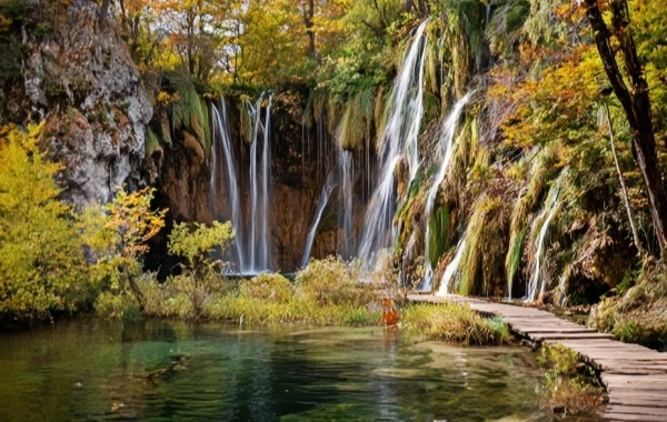 Озеро Баофенг: Путешествие к «классовому озеру мирового класса» — где высокие ущелья поднимают озеро Транквил-4